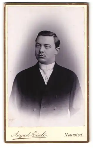 Fotografie August Eisele, Neuwied a. Rh., Rheinstr. 45, Portrait Herr im Anzug mit weissem Schlips