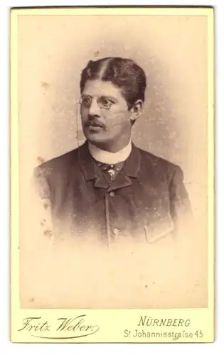 Fotografie Fritz Weber, Nürnberg, St. Johannisstr. 45, Portrait Alexander Schilling im Anzug mit Zwicker Brille