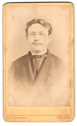 Fotografie Aug. Oppermann, Mönchengladbach, Friedrich-Str. 10, Portrait Herr im Anzug mit Brille und Oberlippenbart