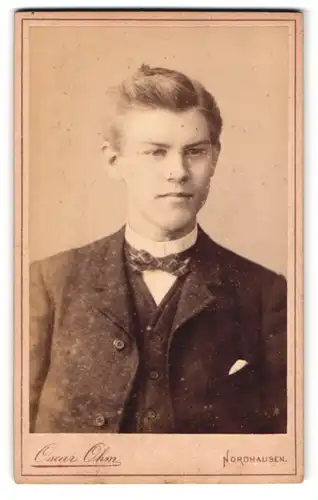Fotografie Oscar Ohm, Nordhausen, Markt 27, Portrait Knabe im Anzug mit karierter Fliege