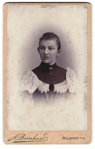 Fotografie A. Reinhard, Neustadt a. H., Karolinenstr. 1, Portrait junge streng schauende Frau im Spitzenkleid