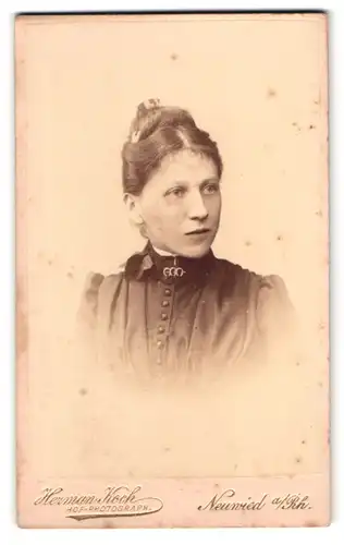 Fotografie Herman Koch, Neuwied a. Rh., Portrait Dame im Biedermeierkleid mit Hochsteckfrisur