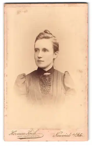 Fotografie Herman Koch, Neuwied a. Rh., Portrait Dame im Biedermeierkleid mit Brosche und Hochsteckfrisur