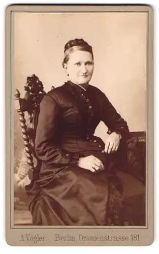 Fotografie A. Vogler, Berlin, Oranienstr. 181, Portrait Dame im Biedermeierkleid mit hochgestecktem Zopf