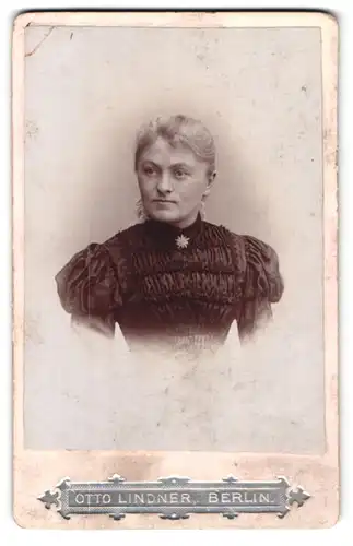 Fotografie Otto Lindner, Berlin, König-Str. 30, Portrait Frau im gerafften Kleid mit Brosche