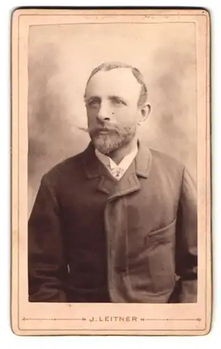 Fotografie J. Leitner, Bruck a. M., Hauptplatz 22, Portrait Mann im Anzug mit Vollbart und Kurzhaarschnitt