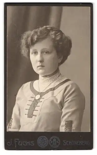 Fotografie J. Fuchs, Schöneberg, Hauptstr. 19, Portrait junge Frau im Biedermeierkleid mit Halskette und Locken