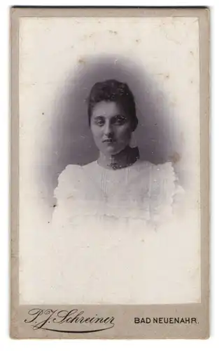 Fotografie P. J. Schreiner, Bad Neuenahr, Portrait junge Frau im weissen Spitzenkleid mit Halsband