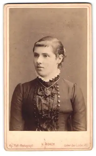 Fotografie H. Noack, Berlin, unter den Linden 45, Portrait junge Frau im Biedermeierkleid mit Halskette