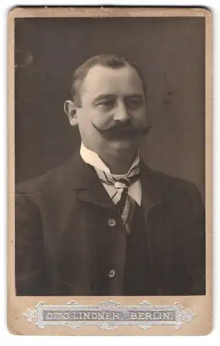 Fotografie Otto Lindner, Berlin, König-Str. 30, Portrait Herr im Anzug mit gestreiftem Schlips und Kaiser Wilhelm Bart