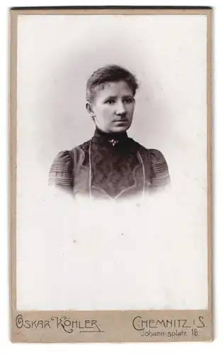 Fotografie Oskar Köhler, Chemnitz i. S., Johannisplatz 16, Portrait junge Dame im hübschen Kleid