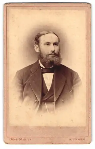 Fotografie Gebr. Martin, Augsburg, Bahnhofstrasse, Portrait charmanter Herr im Anzug mit Bart