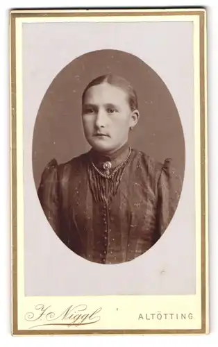Fotografie J. Niggl, Altötting, Brustportrait junge Dame mit zurückgebundenem Haar