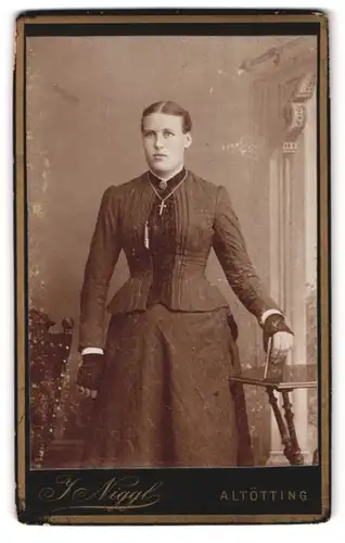 Fotografie J. Niggl, Altötting, Portrait modisch gekleidete Dame mit Kreuzkette