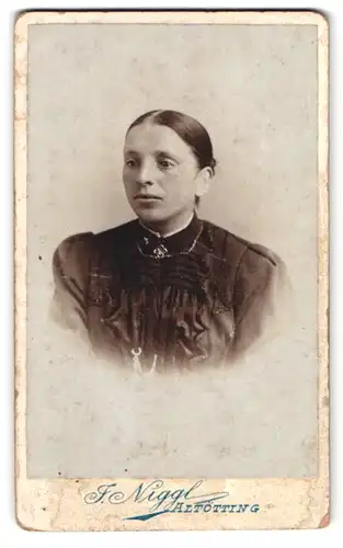 Fotografie J. Niggl, Altötting, Portrait junge Dame im bestickten Kleid