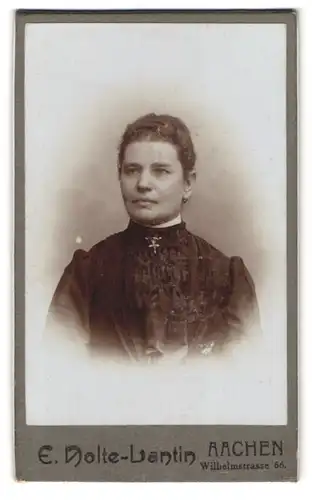 Fotografie E. Nolte-Lantin, Aachen, Wilhelmstrasse 66, Portrait bürgerliche Dame mit zurückgebundenem Haar
