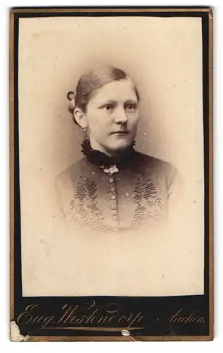 Fotografie Eug. Westendorp, Aachen, Hochstrasse 8, Portrait junge Dame in hübscher Kleidung