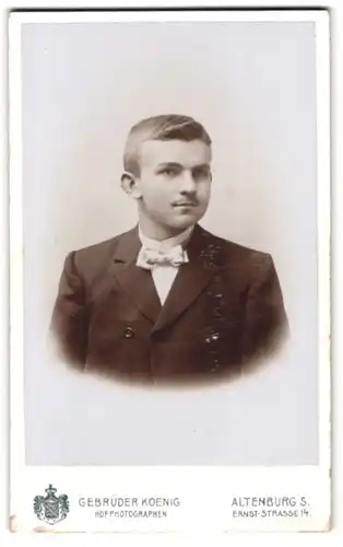 Fotografie Gebr. Koenig, Altenburg /S.-A., Ernststrasse 14, Portrait junger Herr im Anzug mit Fliege