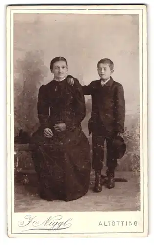 Fotografie J. Niggl, Altötting, Portrait bürgerliche Dame mit einem Jungen