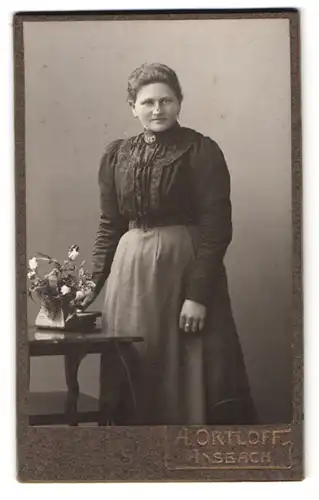 Fotografie A. Ortloff, Ansbach, Karolinenstrasse 25, Portrait bürgerliche Dame in hübscher Kleidung