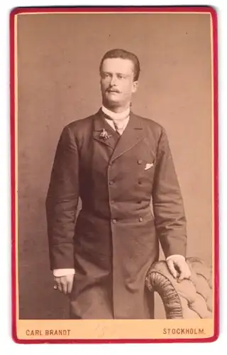 Fotografie Carl Brandt, Stockholm, Regeringsgaten 28 B, Portrait stattlicher Herr im Mantel mit Krawatte