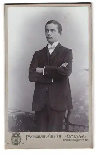 Fotografie Photograph Atelier, Potsdam, Brandenburgerstrasse 30, Portrait junger Herr im Anzug mit verschränkten Armen