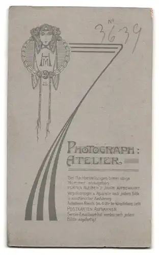 Fotografie Photograph Atelier, Potsdam, Brandenburgerstrasse 30, Portrait junger Herr im Anzug mit verschränkten Armen