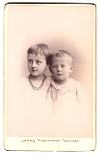 Fotografie Georg Brokesch, Leipzig, Zeitzerstrasse 2, Portrait Kinderpaar in hübscher Kleidung