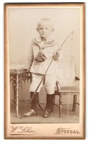 Fotografie Wilh. Lohse, Stendal, Breite-Strasse 87, Portrait Junge im Matrosenanzug mit Peitsche