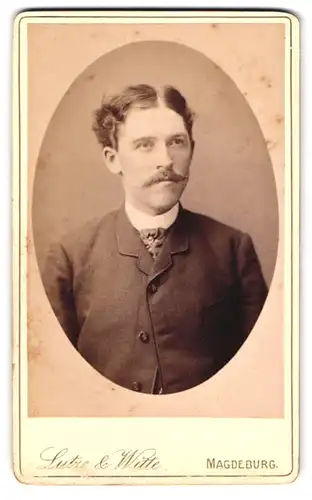 Fotografie Lutze & Witte, Magdeburg, Breite Weg, Brustportrait modisch gekleideter Herr mit Moustache