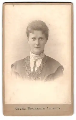 Fotografie Georg Brokesch, Leipzig, Zeitzerstrasse 2, Portrait bürgerliche Dame im hübschen Kleid