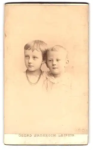 Fotografie Georg Brokesch, Leipzig, Zeitzerstrasse 2, Portrait Kinderpaar in hübscher Kleidung