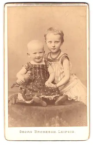 Fotografie Georg Brokesch, Leipzig, Zeitzerstrasse 2, Portrait zwei Mädchen in hübschen Kleidern mit Plüschtier