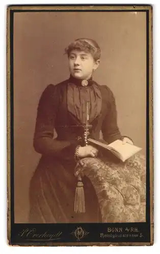 Fotografie P. Overheydt, Bonn, Remigiusstrasse 5, Portrait junge Dame im Kleid mit Buch