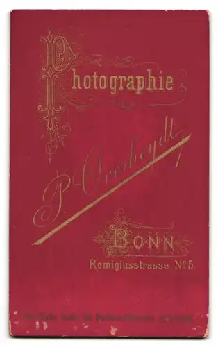 Fotografie P. Overheydt, Bonn, Remigiusstrasse 5, Portrait junge Dame im Kleid mit Buch