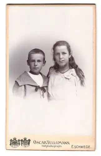 Fotografie Oscar Tellgmann, Eschwege, Portrait junge Dame und halbwüchsiger Knabe in modischer Kleidung