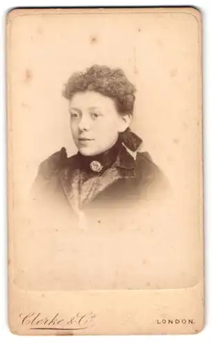 Fotografie Clerke & Co., London-Stamford Hill, 15, High Street, Portrait junge Dame mit Kragenbrosche