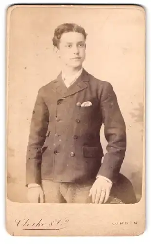 Fotografie Clerke & Co., London-Stamford Hill, 15, High Street, Portrait junger Mann in modischer Kleidung