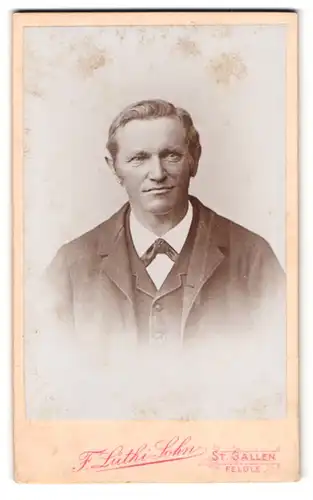 Fotografie Franz Lüthi Sohn, Feldle /St. Gallen, Portrait charmanter Herr in modischer Kleidung