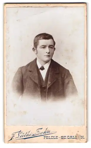 Fotografie F. Lützi Sohn, Feldle /St. Gallen, Portrait junger Herr in modischer Kleidung