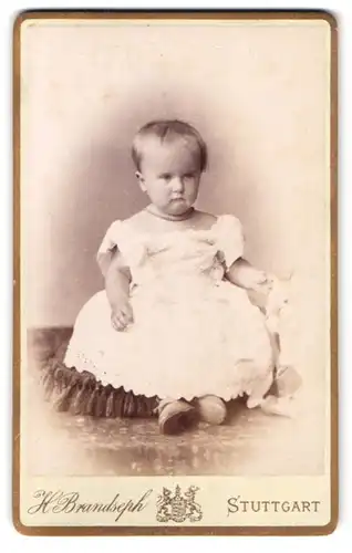 Fotografie Hermann Brandseph, Stuttgart, Marienstrasse 36, Portrait kleines Mädchen im weissen Kleid