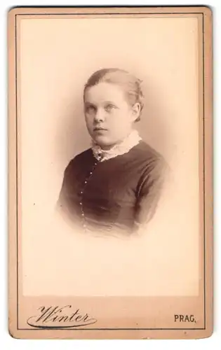 Fotografie M. L. Winter, Prag, Portrait junge Dame in hübscher Kleidung