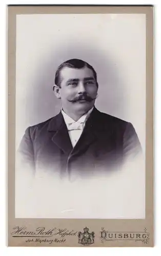 Fotografie Herm. Roth, Duisburg, König-Strasse 6, Portrait eleganter Herr mit Moustache