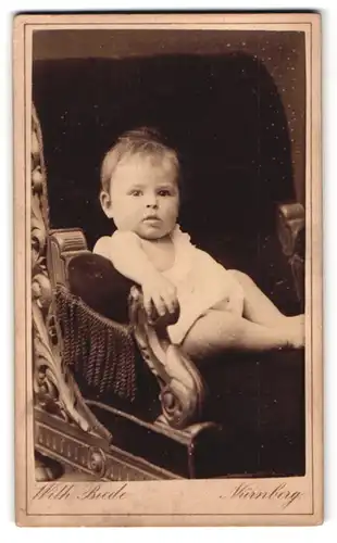 Fotografie W. Biede, Nürnberg, Portrait süsses Kleinkind im weissen Hemd