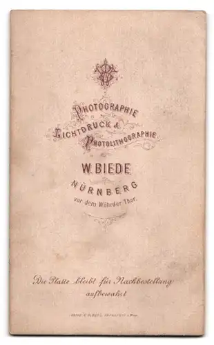 Fotografie W. Biede, Nürnberg, Portrait süsses Kleinkind im weissen Hemd