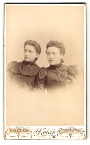 Fotografie J. Kolar, Prague, Portrait zwei junge Damen in hübschen Kleidern