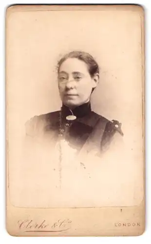 Fotografie Clerke & Co., London-Stamford Hill, 15, High Street, Portrait bürgerliche Dame mit zurückgebundenem Haar