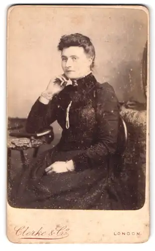 Fotografie Clerke & Co., London-Stamford Hill, 15, High Street, Portrait bürgerliche Dame im schwarzen Kleid