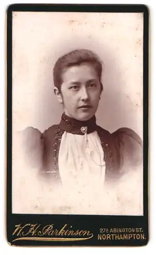 Fotografie W.H. Parkinson, Northampton, 27a Abington Street, Portrait junge Lady mit Kragenbrosche