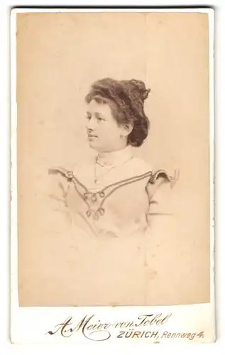 Fotografie A. Meier von Tobel, Zürich, Rennweg 4, Portrait Dame festlich gekleidet